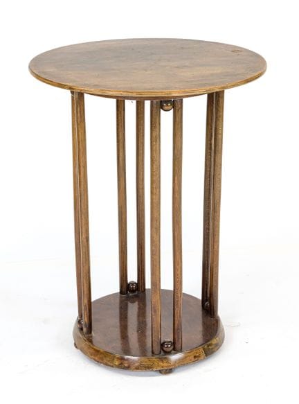 边桌，咖啡馆家具，约瑟夫·霍夫曼于1907年为维也纳“蝙蝠”夜总会设计，胡桃木色山毛榉木，高78厘米