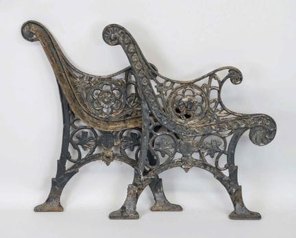 Piètement de banc de jardin, XXe siècle, fonte. Éc