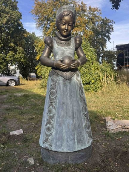 Grande statue de jardin représentant une princesse