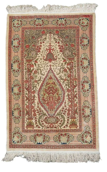 Tapis, soie, XXe siècle, signé, légères traces d'u