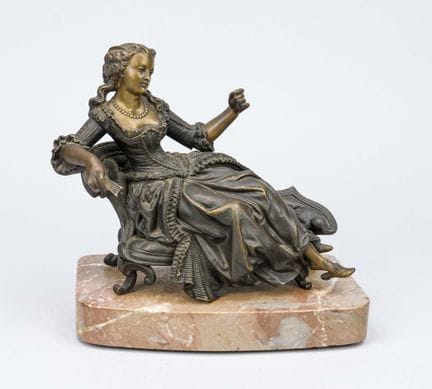 Dame en costume rococo, adossée à un fauteuil, un 