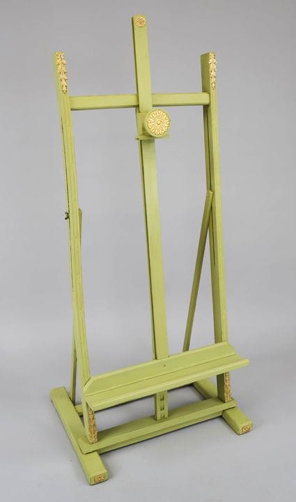 画架，20世纪，木质，涂绿色漆，配黄铜装饰件，画板高度可调，经修复和翻新，高160厘米