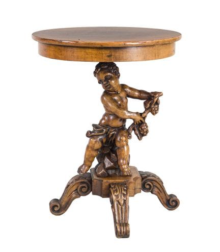 Petite table, fin du XIXe siècle, en noyer. Pied d