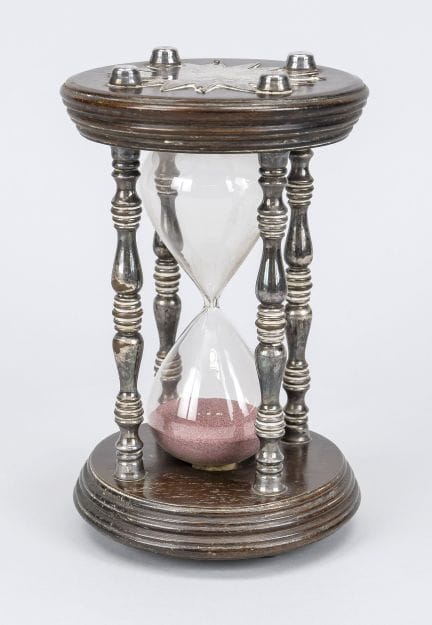 Sablier, XIXe/XXe siècles, bois, métal, verre. Deu