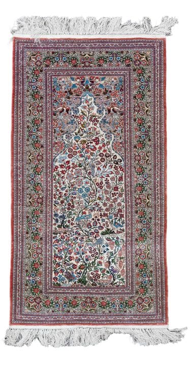 Tapis, soie, XXe siècle, en bon état avec des trac