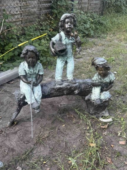 Statue de jardin représentant 3 enfants jouant sur