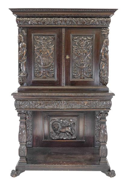 约1880年的历史主义风格带榫槽柜， 胡桃木，具有时代特色的雕花装饰，角落处雕有骑士和城堡夫人的图案