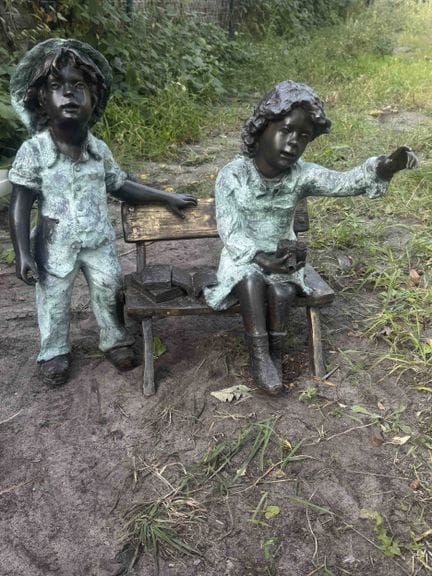 Statue de jardin représentant un garçon et une fil