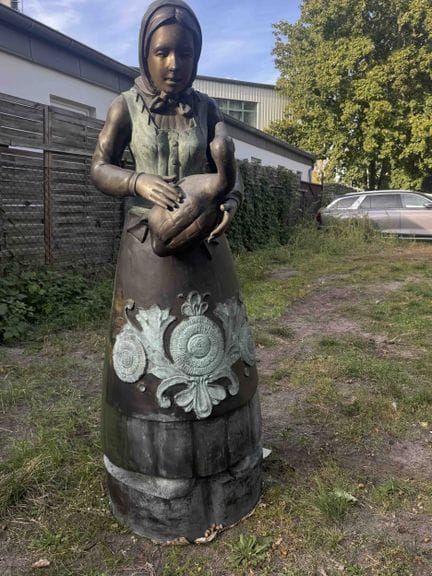 Grande statue de jardin représentant une jeune fil