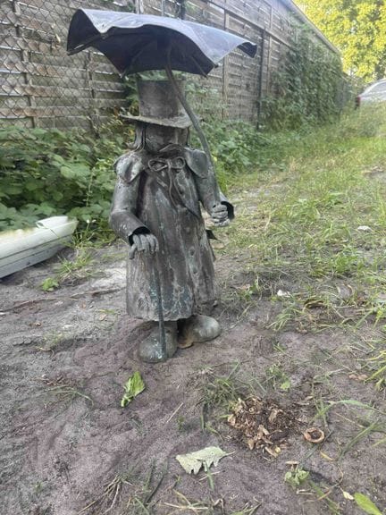 Statue de jardin représentant un homme coiffé d'un
