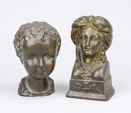 Deux bustes, une dame portant un turban orné de bi