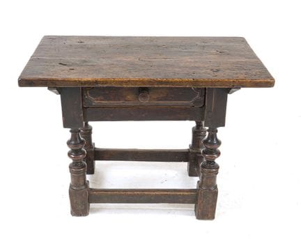 Table baroque, XVIIe siècle, noyer, piètement tour
