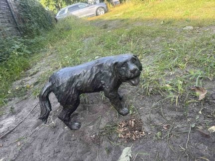 Statue de jardin représentant un chien levant la p