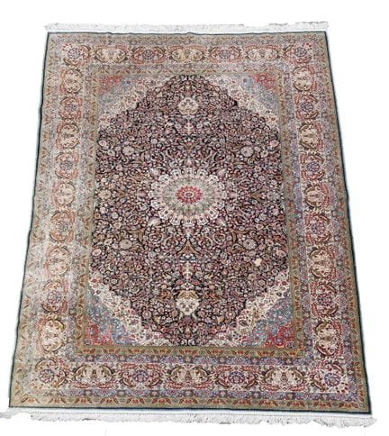 Tapis, soie, XXe siècle, en bon état avec des trac