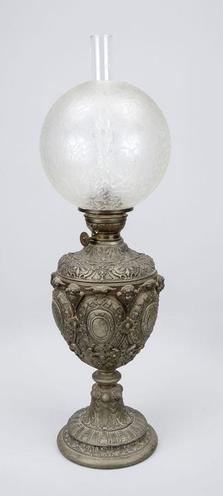 Lampe à pétrole, fin du XIXe siècle, fonte. Décor 