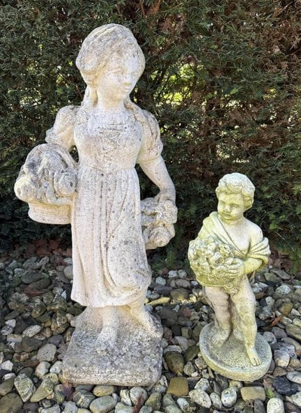 2 statues de jardin, une fillette et un garçon ave