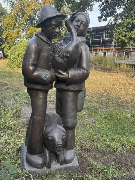 Grande statue de jardin inspirée du conte « Hans i