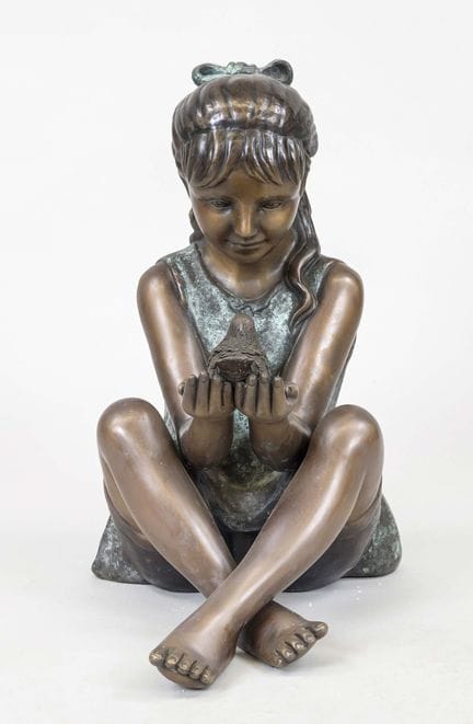 Statue de jardin représentant une fillette avec un