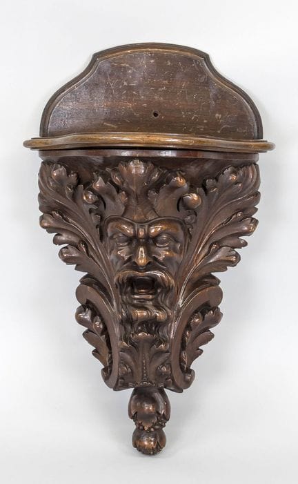 Console, fin du XIXe siècle, noyer. Sculptée d'un 