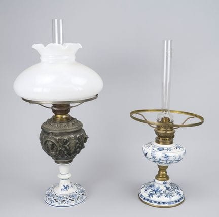 2 lampes à pétrole, vers 1900. 1 x pied en porcela
