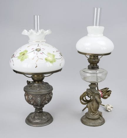 2 lampes à pétrole, vers 1900. Corps en métal blan