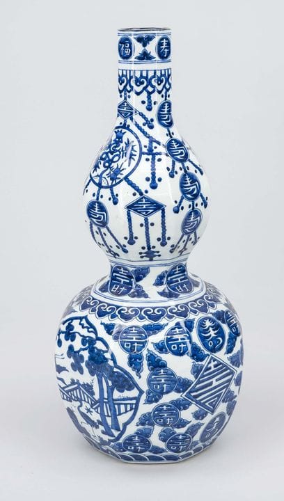 Jarrón azul y blanco, China, con forma de calabaza