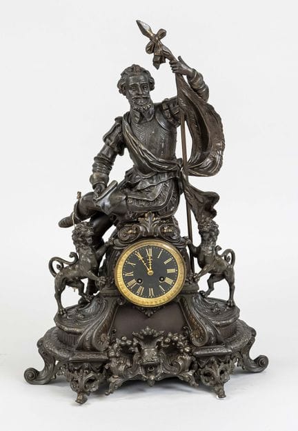 Gran reloj de péndulo con figuras de estilo histor