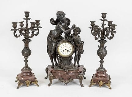 Gran conjunto de reloj de chimenea de estilo histo