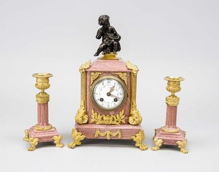 Pequeño reloj de bronce con dos candelabros, hacia