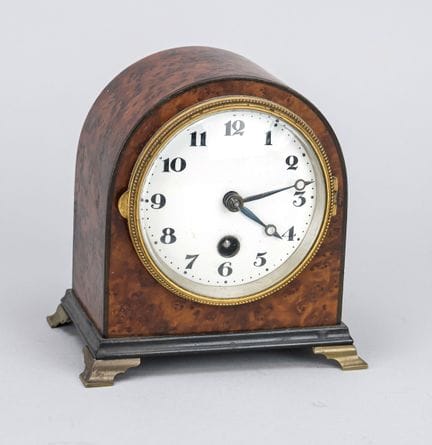 Reloj de mesa de alrededor de 1900, con el mecanis