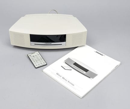Bose Wave 音乐系统，带CD播放器和内置扬声器的收音机。附带遥控器。功能已测试。有使用痕迹。