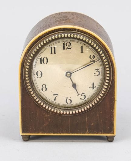 Reloj de mesa de alrededor de 1900, de caoba con i