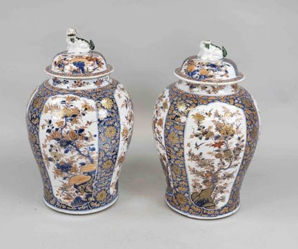 Par de jarrones grandes de Imari con tapa, Japón, 