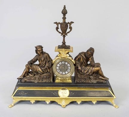 Gran reloj de pie con figuras de estilo historicis