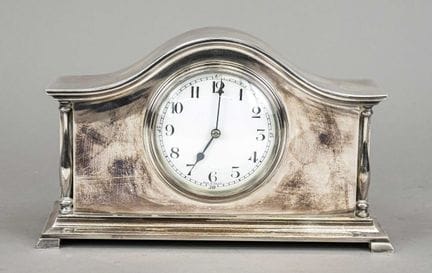 Reloj de mesa plateado, hacia 1890, con la parte s