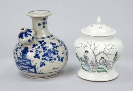 Kendi und Deckelgefäß, China, Kendi mit kobaltblau