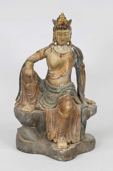 Grande statua della Guanyin seduta su una roccia, 