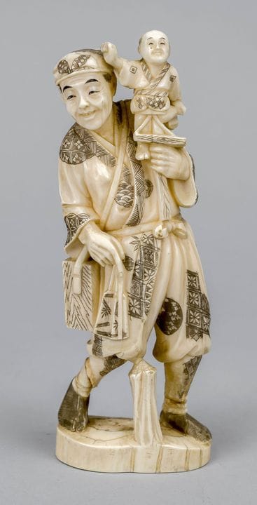Scultura figurativa in avorio (Okimono): uomo con 