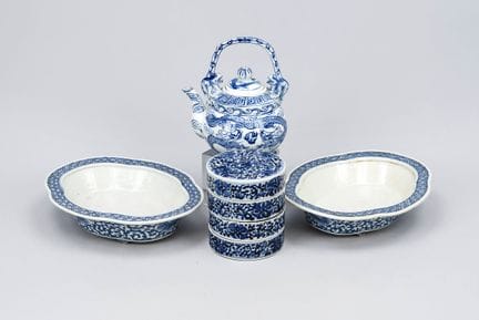 一套蓝白瓷器，中国，19/20世纪，1件分段式储物罐，由4个部分组成，边缘部分残留颜料，高11/直径