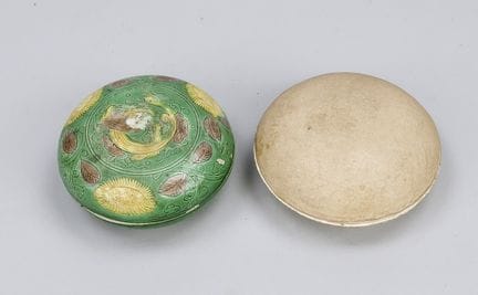 2 vasi con coperchio, Cina, 1 del periodo Ming con