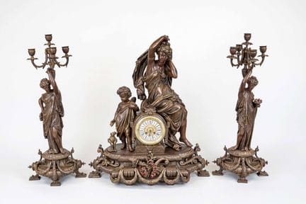 Gran reloj de péndulo con figuras de estilo histor
