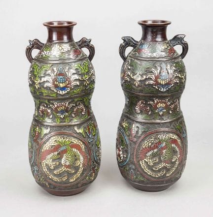 Par de jarrones de cloisonné, China, siglo XX, bro