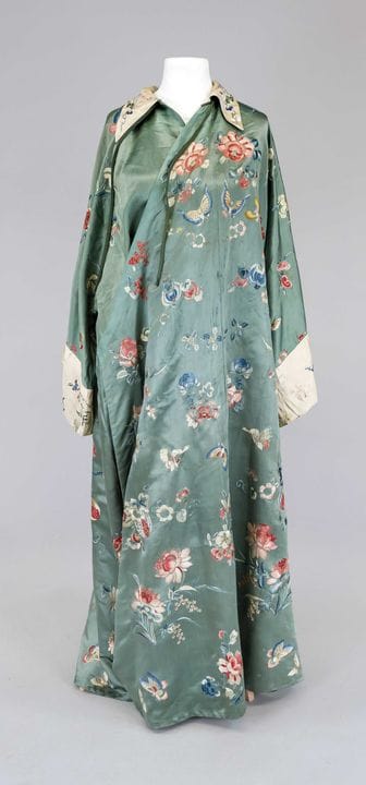 Silk robe, China, early 20th century (late Qing). 