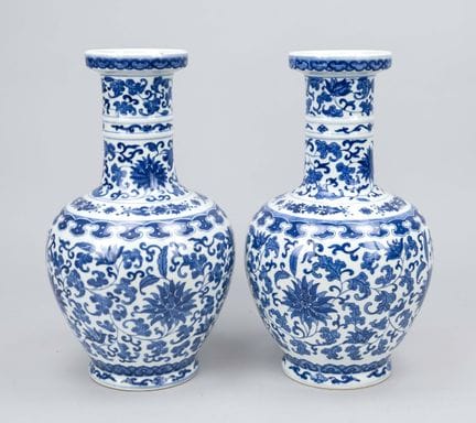 Par de jarrones azules y blancos, China, siglo XX,