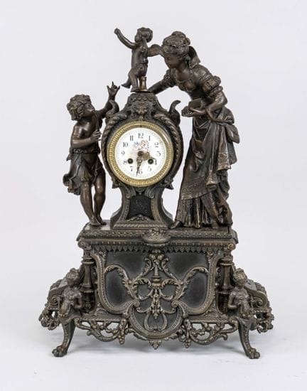 Gran reloj de péndulo con figuras de estilo histor