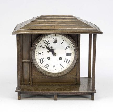 Reloj de mesa de alrededor de 1900, de estilo arqu