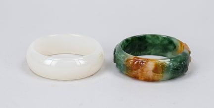 2 bracciali, Cina, XX secolo, giada/giadaite/nefri