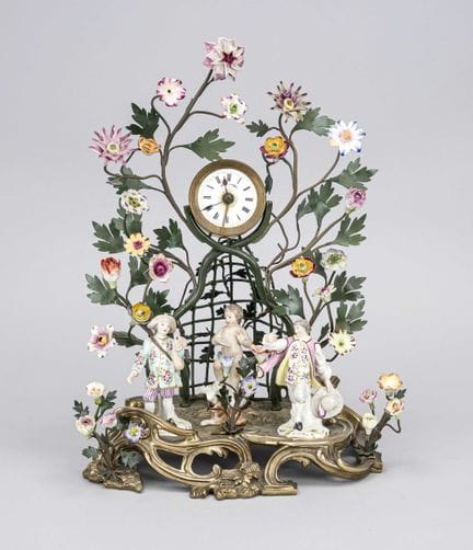 Reloj de mesa con elementos de porcelana policroma
