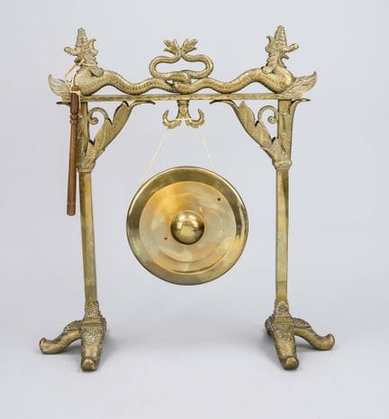 Gong sospeso, XX secolo, ottone. Struttura a forma