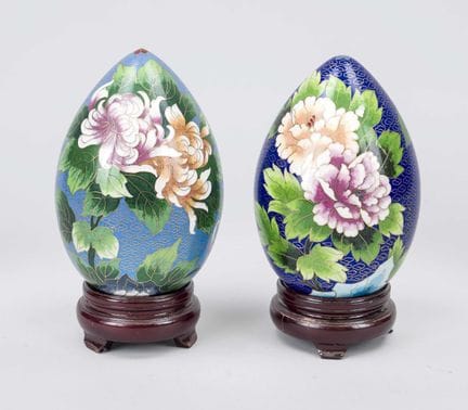 2 huevos de cloisonné, China, siglo XX, con motivo